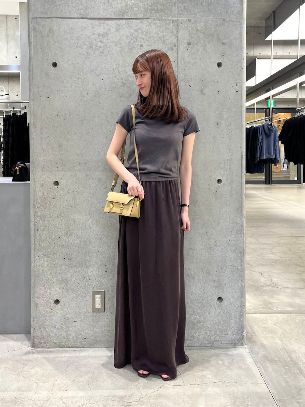 chisaさんの「キュプラサテンストレートスカート（URBAN RESEARCH）」を使ったコーディネートの5枚目の写真