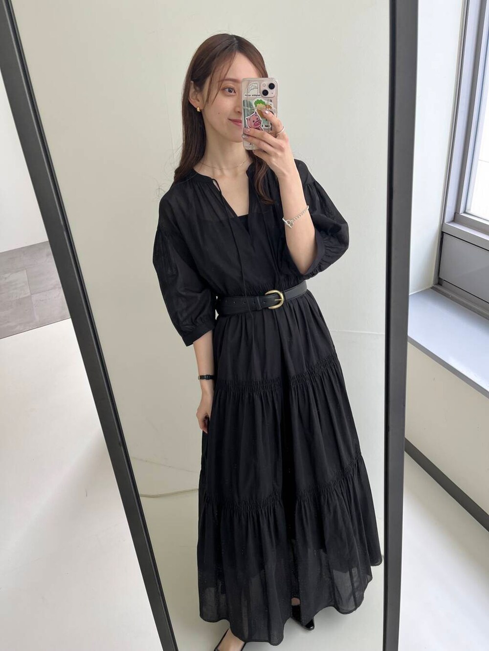「ワンピース、アーバンリサーチ、デートコーデ、URBANRESEARCH、オールブラック、シアー、春コーデ、低身長コーデ、20代、ティアード、157cm、ブラックコーデ、トレンドコーデ、20代後半、骨格ウェーブ」｜「URBAN RESEARCHのポインテッドバックストラップシューズ（パンプス、ブラック系）」を使った、chisaさん（レディース・157cm）の春コーディネートの7枚目の写真