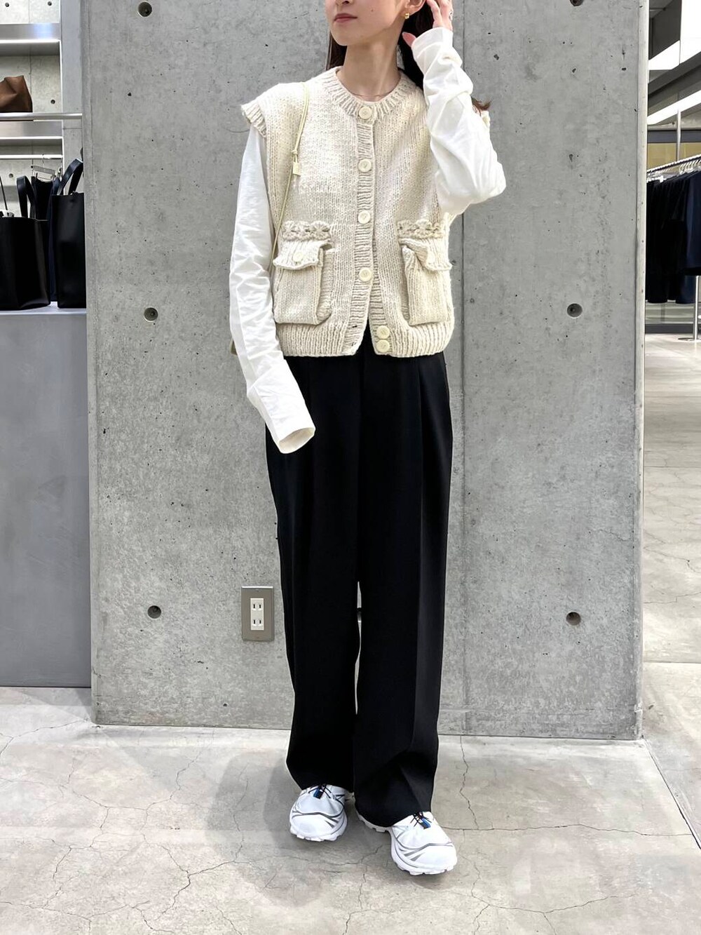 ホワイト系のTシャツ/カットソー、ブラック系のその他パンツ、ホワイト系のベストを着用したレディースの冬コーディネートの4枚目の写真