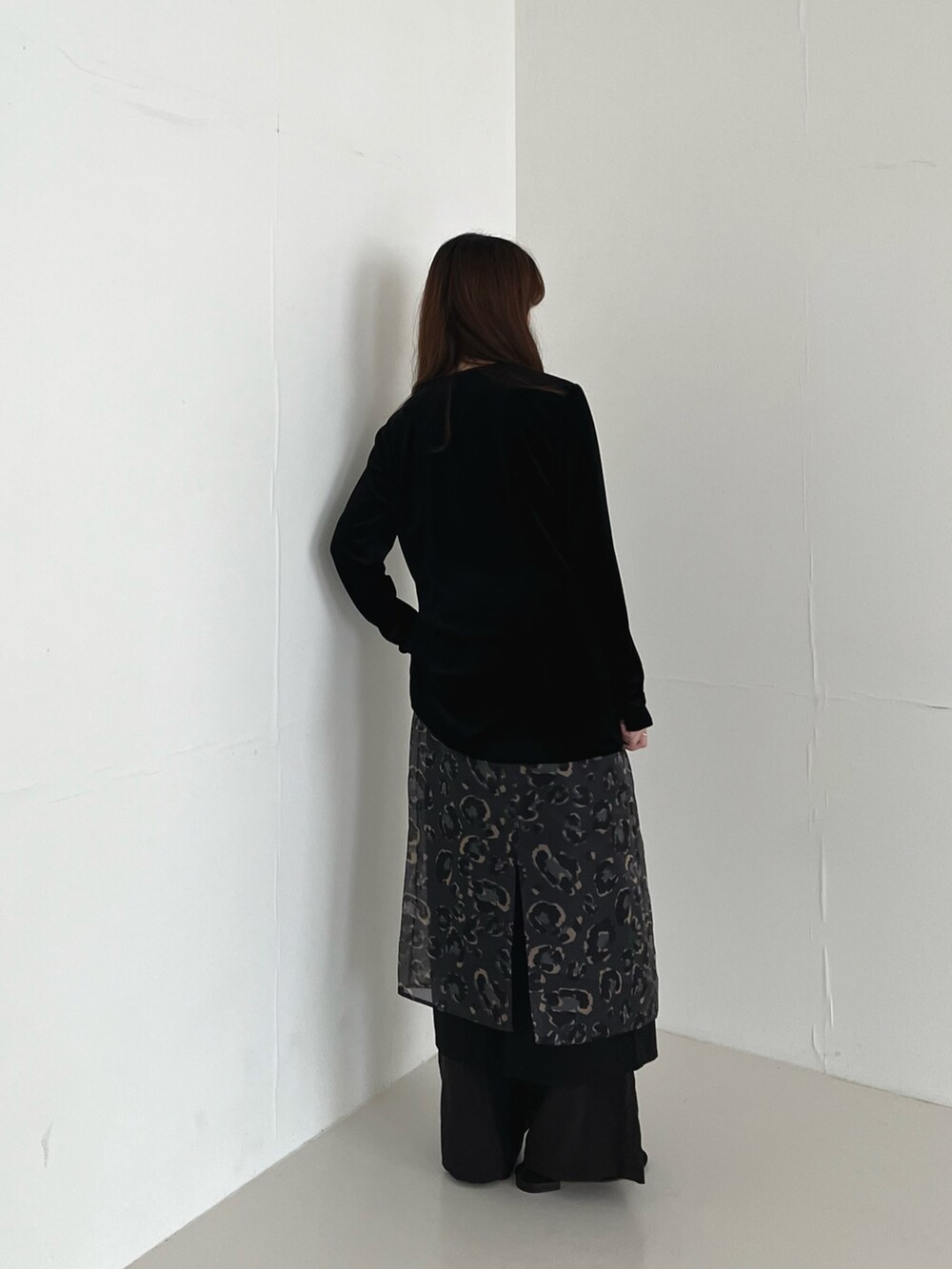 ブラック系のカーディガン/ボレロ、グレー系のスカート、ブラウン系のその他パンツを着用したレディースの秋コーディネートの2枚目の写真