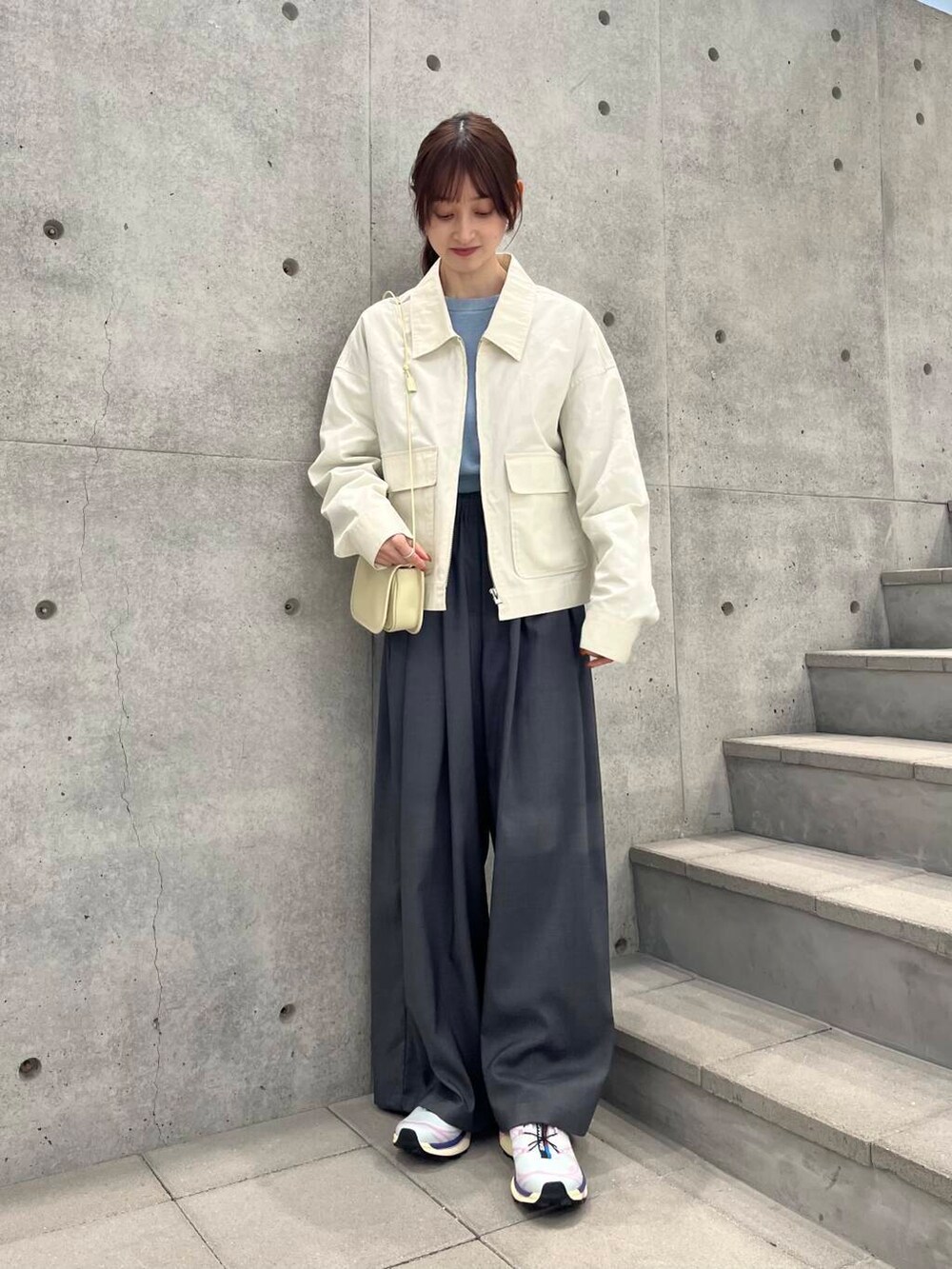 グレー系のその他パンツ、ホワイト系のショルダーバッグ、ブルー系のニット/セーターを着用したレディースの冬コーディネートの4枚目の写真