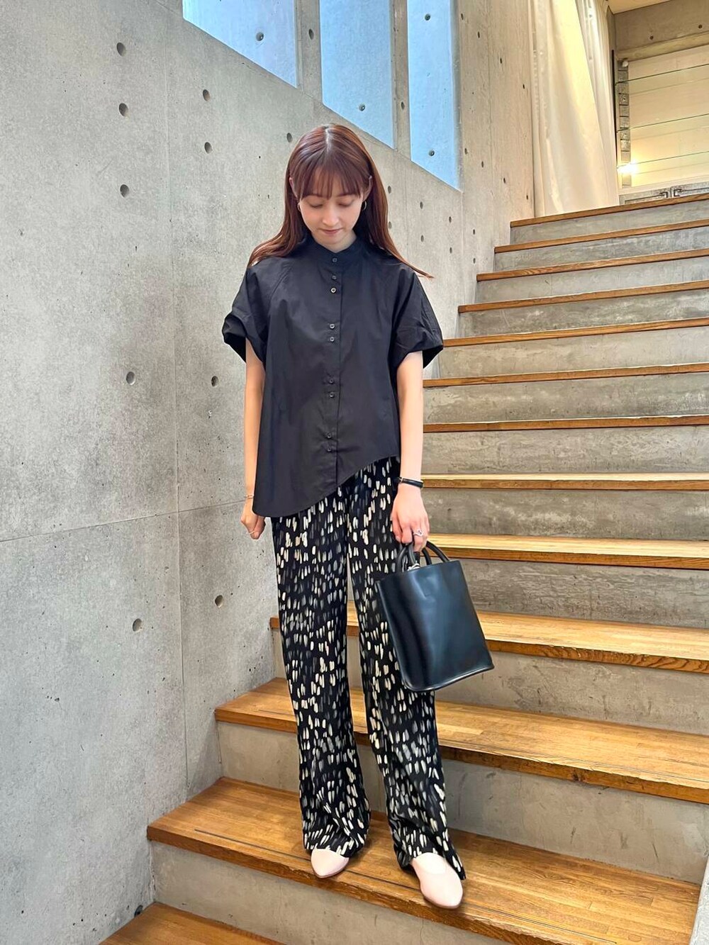 ピンク系のその他シューズ、ブラック系のその他パンツ、ブラック系のトートバッグを着用したレディースの夏コーディネートの4枚目の写真