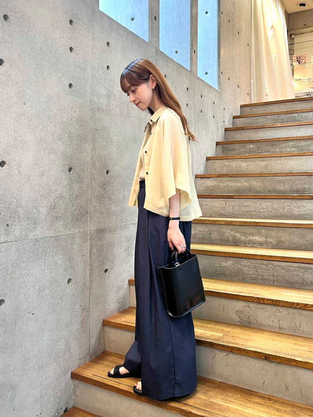 ブラック系のサンダル、ベージュ系のシャツ/ブラウス、ブルー系のその他パンツを着用したレディースの夏コーディネートの3枚目の写真