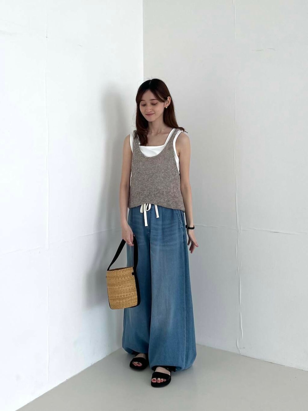 「アーバンリサーチ、デニム、URBANRESEARCH、リネン、低身長コーデ、20代、157cm、20代後半、旅行コーデ、骨格ウェーブ、暑い、帰省コーデ、カゴバッグ、ウェーブ×イエベ春、ウェーブ×低身長」｜「URBAN RESEARCHのニャリガバスケットバッグS（かごバッグ、ベージュ系）」を使った、chisaさん（レディース・157cm）の夏コーディネートの3枚目の写真