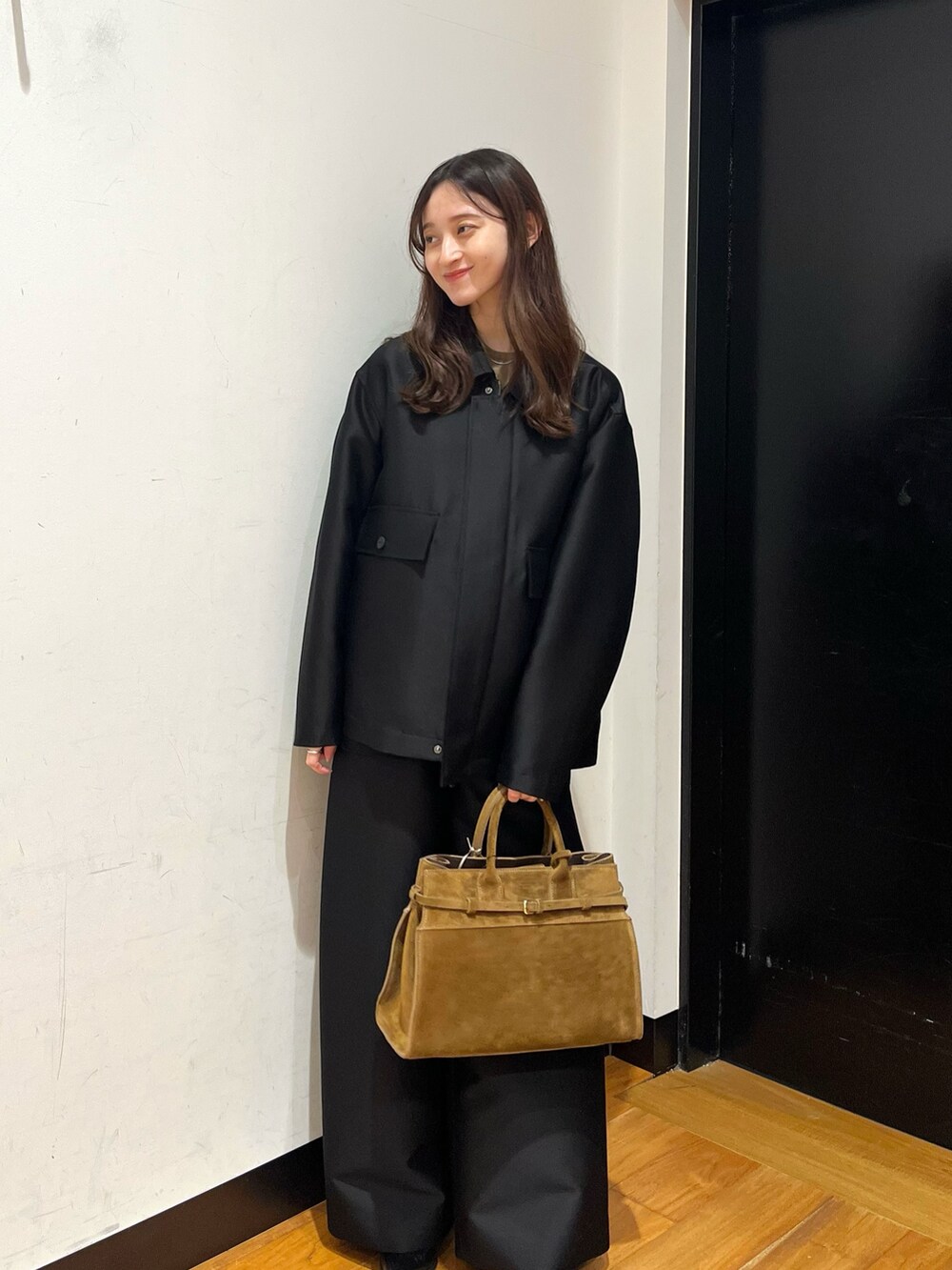 ブラック系のその他アウター、グリーン系のTシャツ/カットソー、ブラック系のその他パンツを着用したレディースの秋コーディネートの5枚目の写真