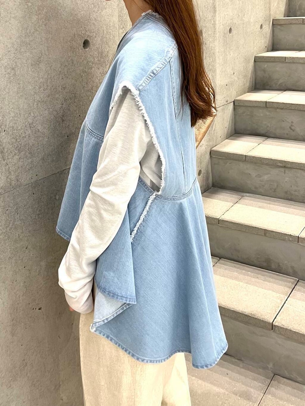 ホワイト系のTシャツ/カットソー、ベージュ系のその他パンツを着用したレディースの春コーディネートの8枚目の写真