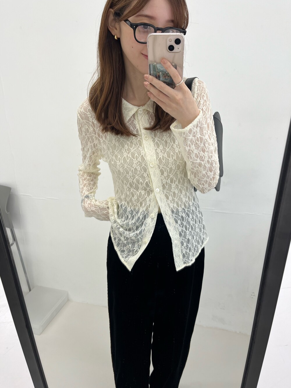 ホワイト系のシャツ/ブラウス、ブラック系のその他パンツ、ベージュ系のバレエシューズを着用したレディースの秋コーディネートの6枚目の写真