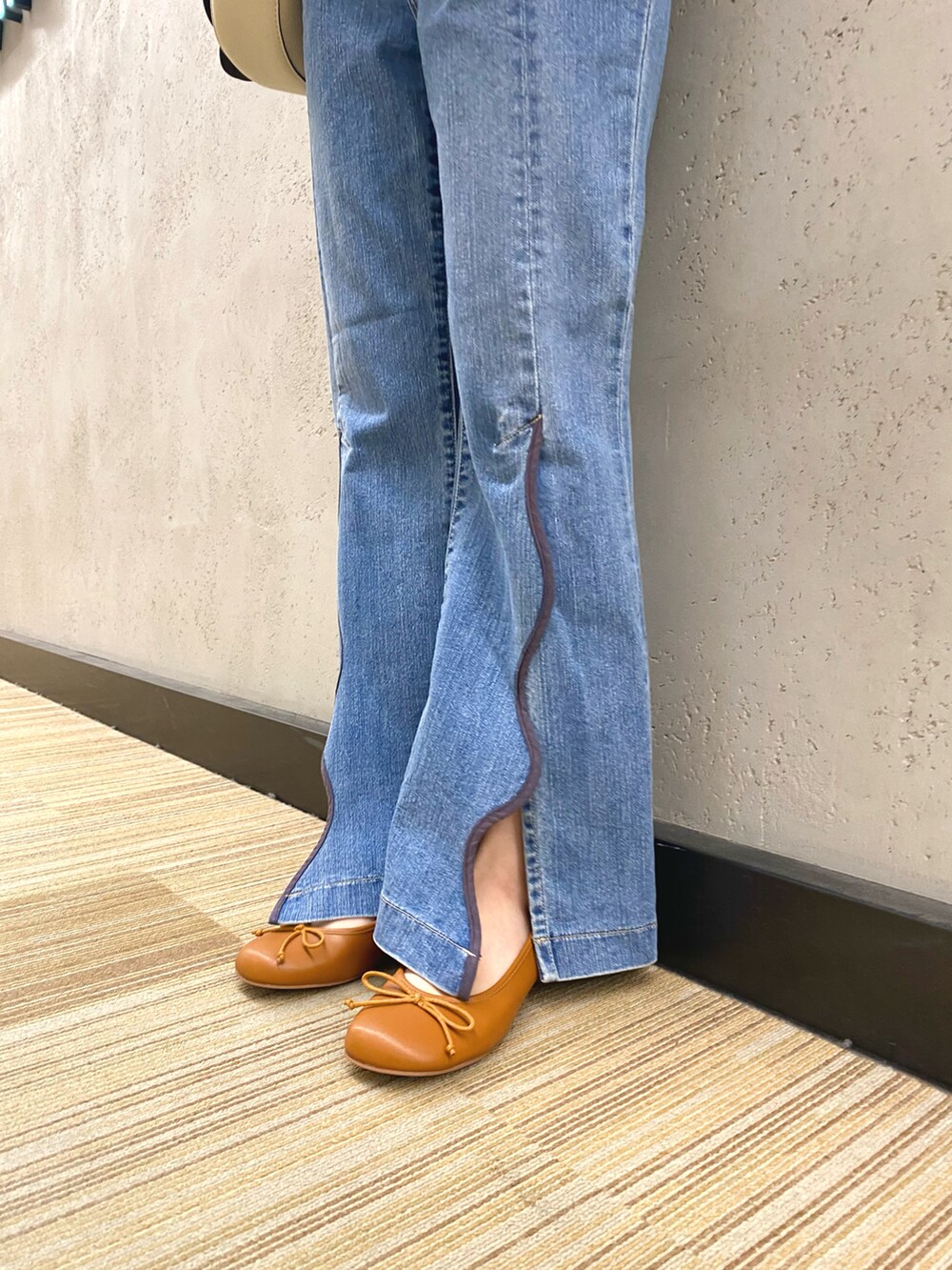 ホワイト系のTシャツ/カットソー、ブルー系のカーディガン/ボレロ、ブルー系のデニムパンツを着用したレディースの冬コーディネートの3枚目の写真