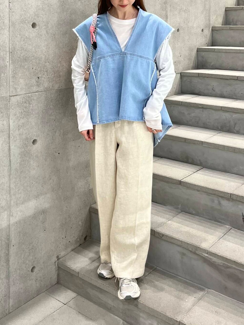 ホワイト系のTシャツ/カットソー、ベージュ系のその他パンツを着用したレディースの春コーディネートの4枚目の写真