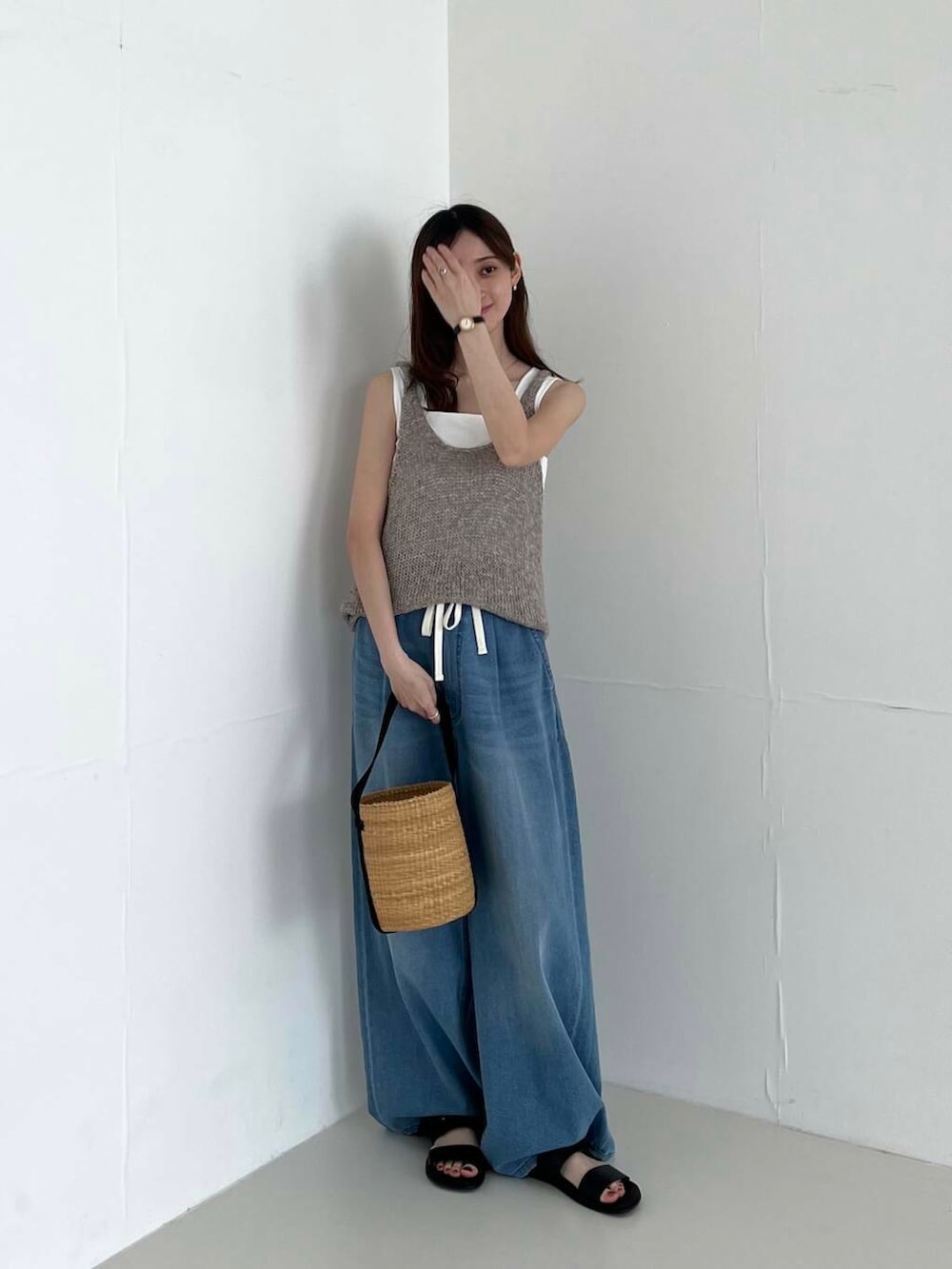 「アーバンリサーチ、デニム、URBANRESEARCH、リネン、低身長コーデ、20代、157cm、20代後半、旅行コーデ、骨格ウェーブ、暑い、帰省コーデ、カゴバッグ、ウェーブ×イエベ春、ウェーブ×低身長」｜「URBAN RESEARCHのニャリガバスケットバッグS（かごバッグ、ベージュ系）」を使った、chisaさん（レディース・157cm）の夏コーディネートの2枚目の写真
