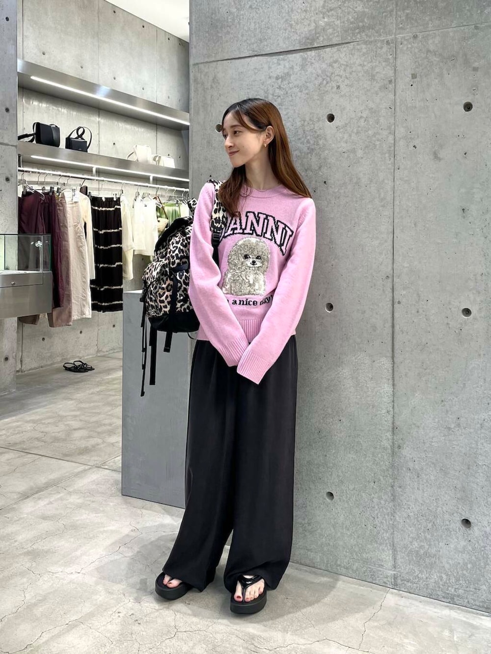 ブラック系のサンダル、その他のバックパック/リュック、ブラウン系のその他パンツを着用したレディースの夏コーディネートの2枚目の写真