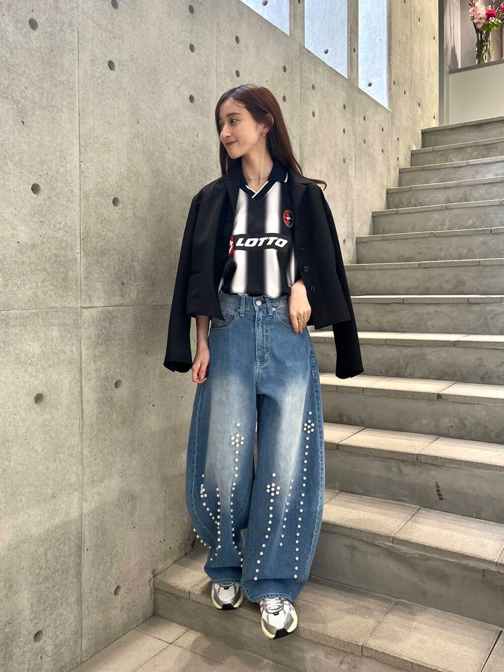 「アーバンリサーチ、デニム、スニーカー、URBANRESEARCH、メンズライク、春コーデ、スニーカーコーデ、デニムコーデ、低身長コーデ、20代、URBS、157cm、トレンドコーデ、20代後半、骨格ウェーブ」｜「URBAN RESEARCHのnew basic　ボックスショートジャケット（その他アウター、ブラック系）」を使った、chisaさん（レディース・157cm）の春コーディネートの5枚目の写真