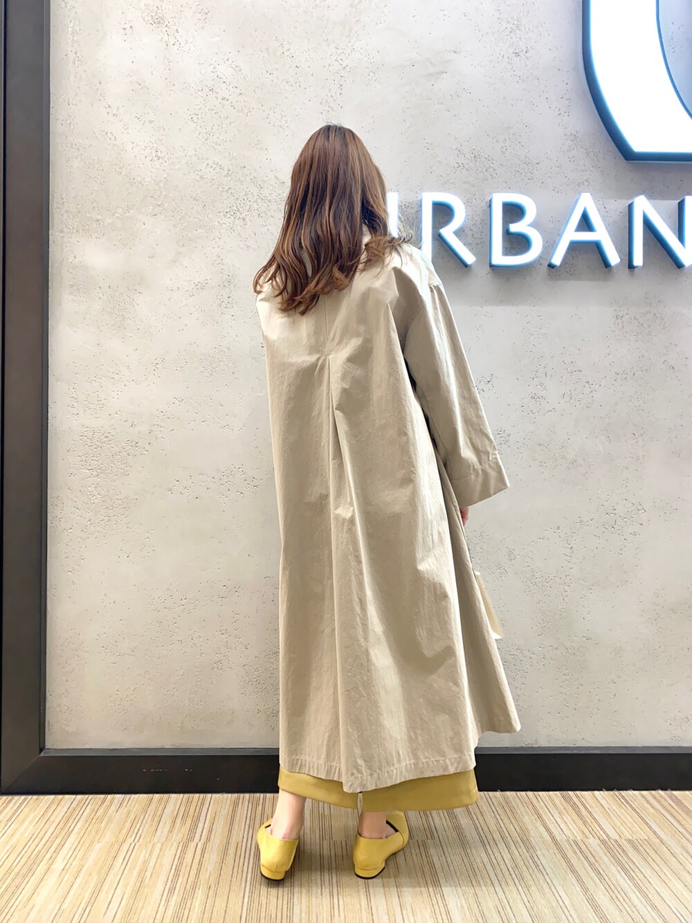 ブルー系のカーディガン/ボレロ、ベージュ系のその他アウター、イエロー系のスカートを着用したレディースの冬コーディネートの2枚目の写真