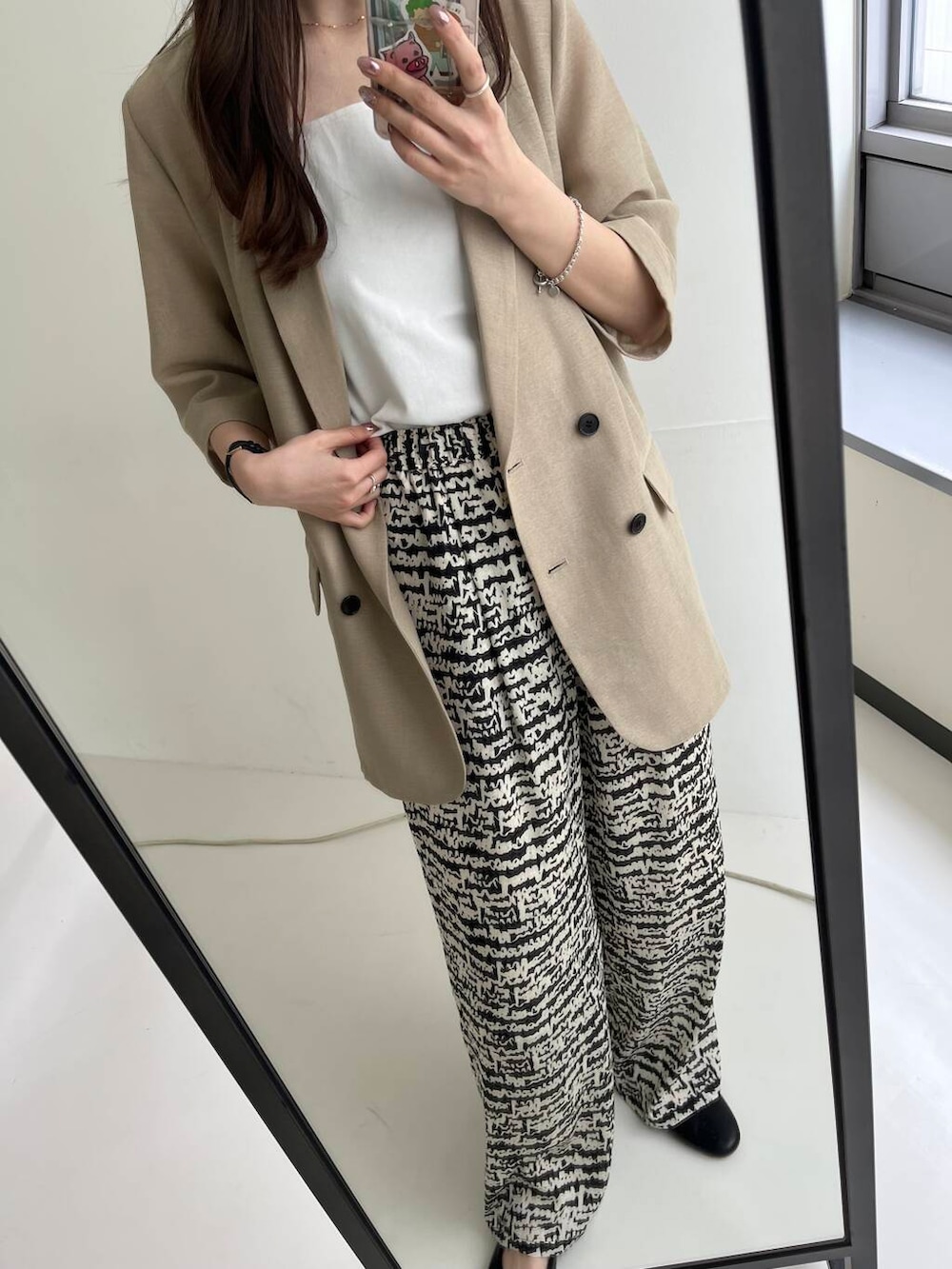 「アーバンリサーチ、イージーパンツ、URBANRESEARCH、レイヤード、春コーデ、低身長コーデ、メッシュ、20代、157cm、トレンドコーデ、20代後半、骨格ウェーブ、春カラーコーデ、イエベ春、ウェーブ×イエベ春」｜「URBAN RESEARCHのメリージェーンフラットシューズ（バレエシューズ、ブラック系）」を使った、chisaさん（レディース・157cm）の春コーディネートの6枚目の写真