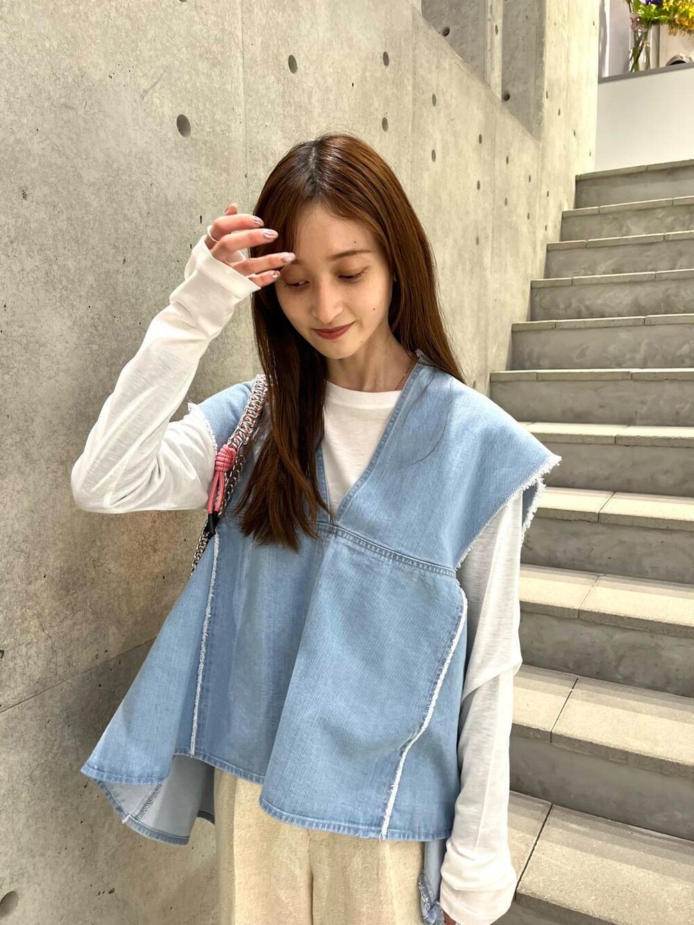 ホワイト系のTシャツ/カットソー、ベージュ系のその他パンツを着用したレディースの春コーディネートの5枚目の写真