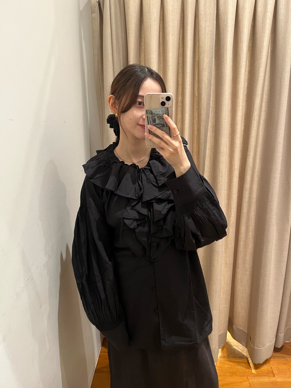 ブラック系のシャツ/ブラウスを着用したレディースの秋コーディネートの3枚目の写真