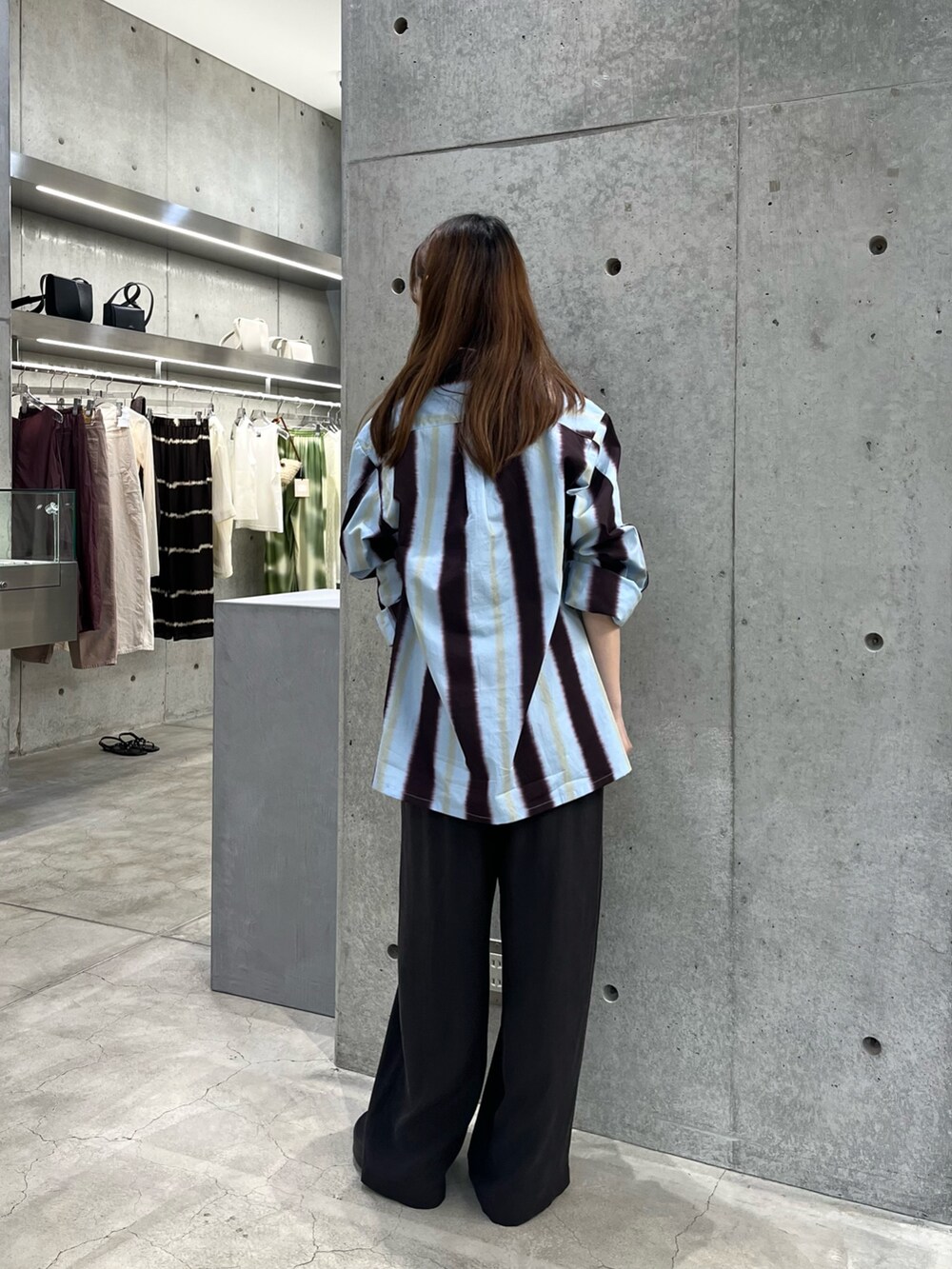 ブラウン系のその他パンツ、ブラック系のサンダル、その他のルームウェア/パジャマを着用したレディースの夏コーディネートの4枚目の写真