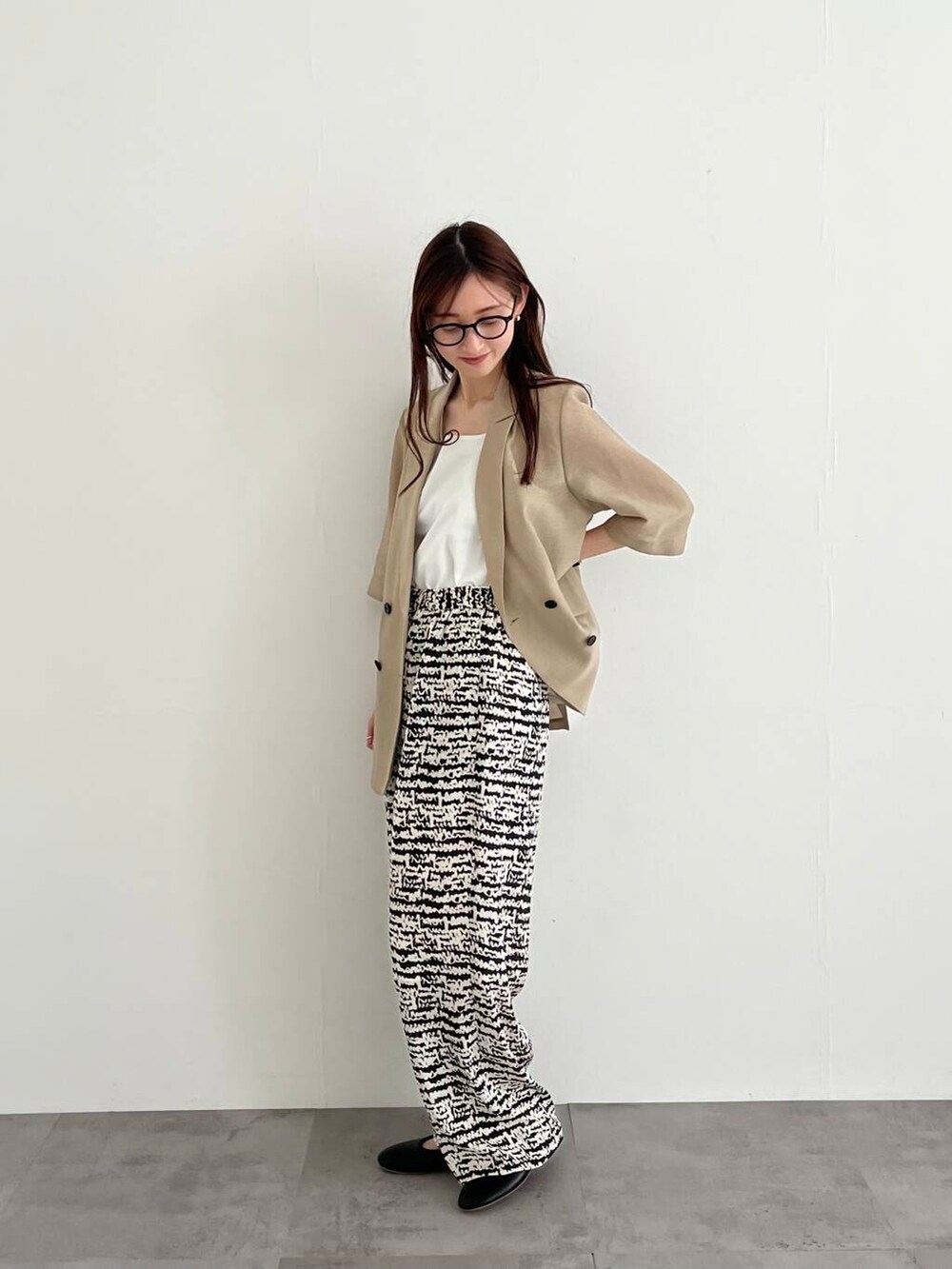 「アーバンリサーチ、イージーパンツ、URBANRESEARCH、レイヤード、春コーデ、低身長コーデ、メッシュ、20代、157cm、トレンドコーデ、20代後半、骨格ウェーブ、春カラーコーデ、イエベ春、ウェーブ×イエベ春」｜「URBAN RESEARCHのメリージェーンフラットシューズ（バレエシューズ、ブラック系）」を使った、chisaさん（レディース・157cm）の春コーディネートの4枚目の写真