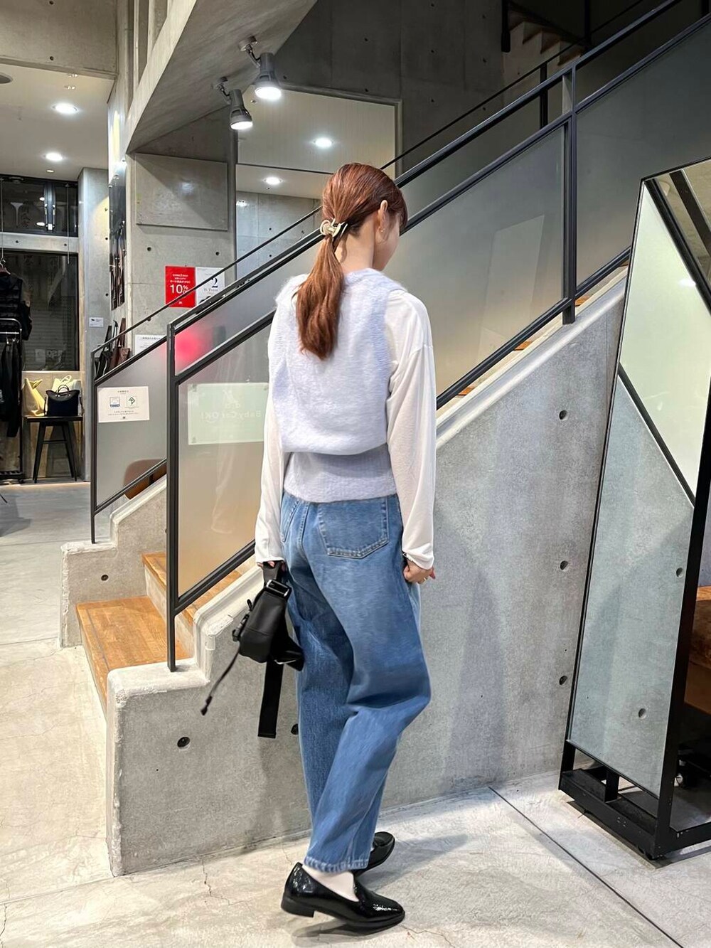 ブラック系のローファー、ブルー系のデニムパンツ、ホワイト系のTシャツ/カットソーを着用したレディースの夏コーディネートの5枚目の写真
