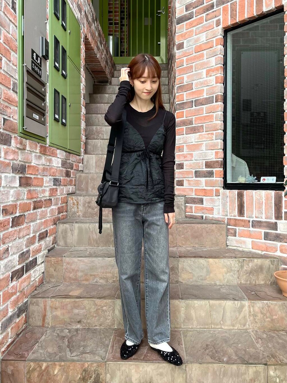 ブラック系のTシャツ/カットソー、ブラック系のその他シューズ、ブラック系のデニムパンツを着用したレディースの夏コーディネートの4枚目の写真