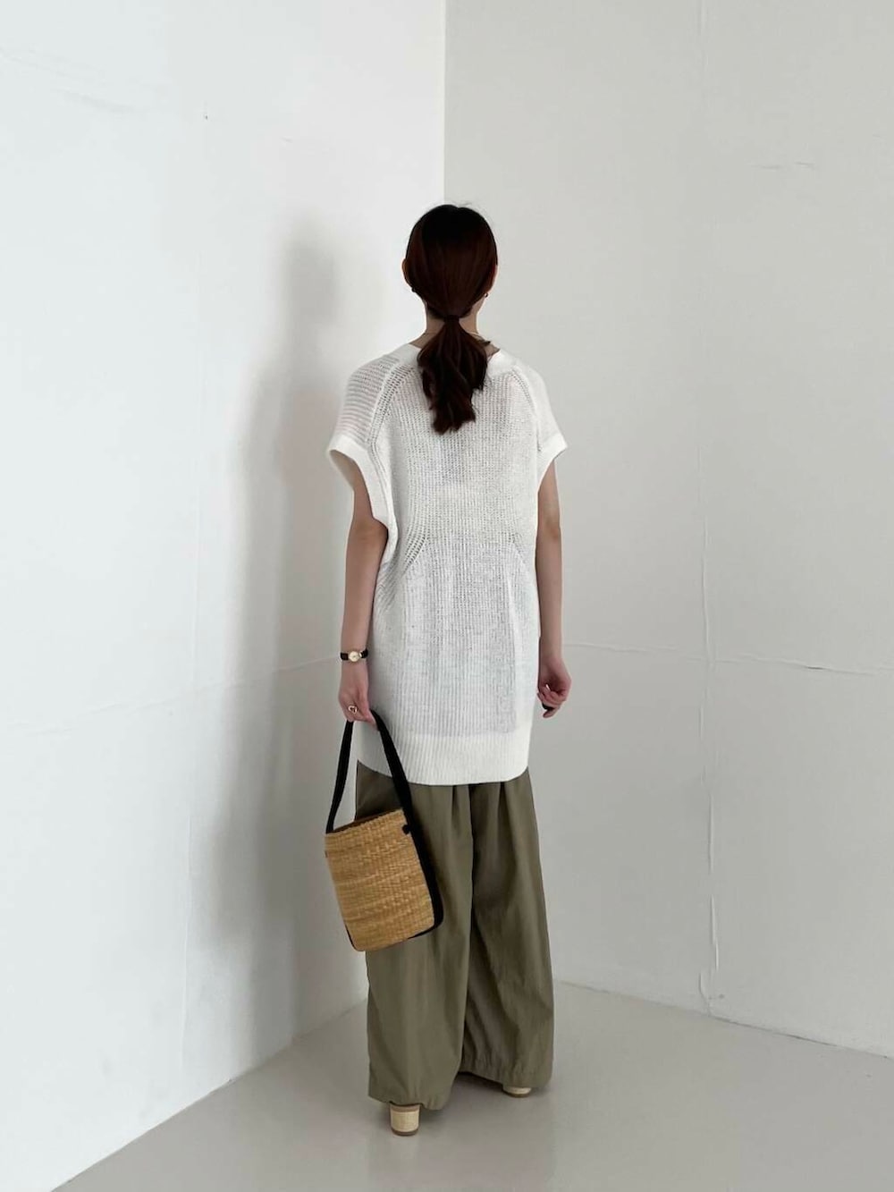 ベージュ系のその他パンツ、ベージュ系のかごバッグ、ベージュ系のサンダルを着用したレディースの夏コーディネートの4枚目の写真