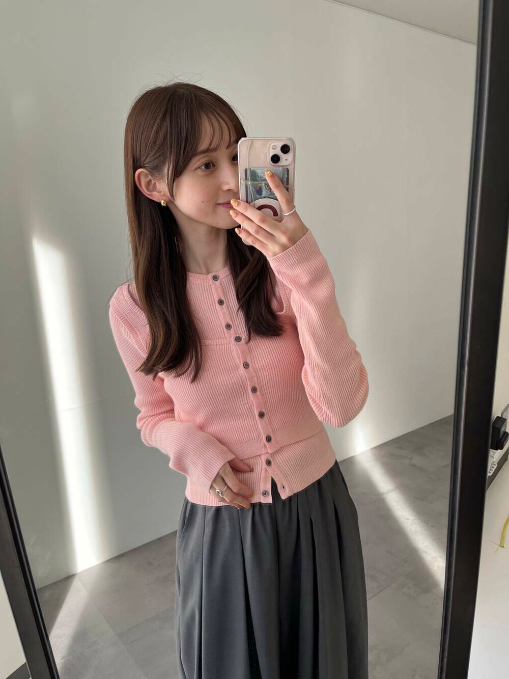 グレー系のその他パンツ、シルバー系のショルダーバッグ、ピンク系のベストを着用したレディースの冬コーディネートの5枚目の写真