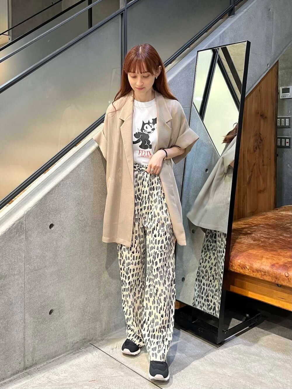 ホワイト系のTシャツ/カットソー、ベージュ系のテーラードジャケット、ブラック系のスニーカーを着用したレディースの夏コーディネートの4枚目の写真