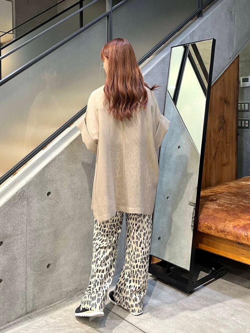 ホワイト系のTシャツ/カットソー、ベージュ系のテーラードジャケット、ブラック系のスニーカーを着用したレディースの夏コーディネートの6枚目の写真