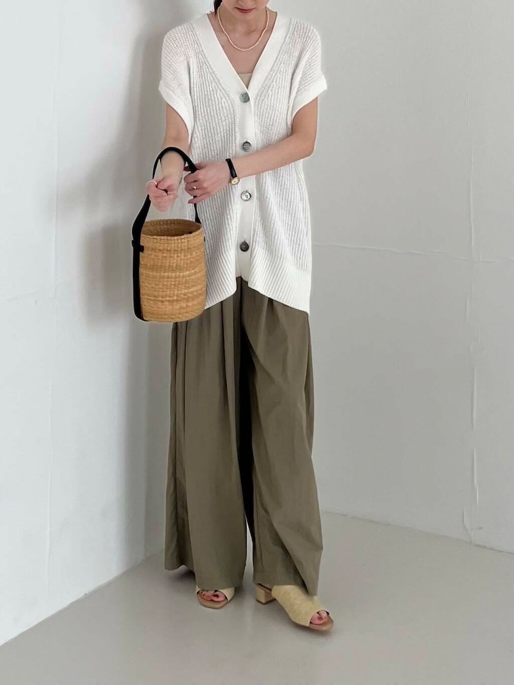 ベージュ系のその他パンツ、ベージュ系のかごバッグ、ベージュ系のサンダルを着用したレディースの夏コーディネートの5枚目の写真