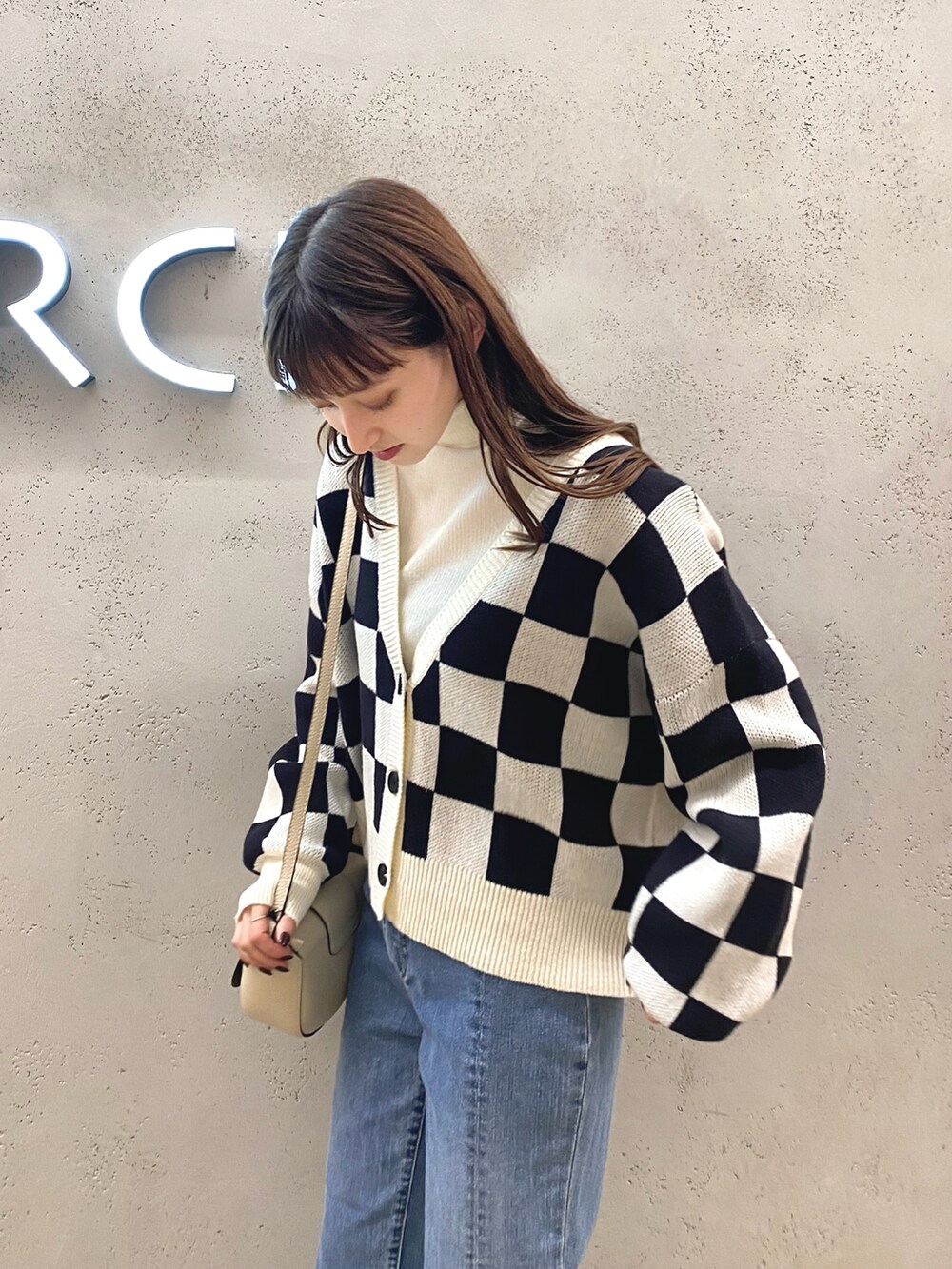 ホワイト系のTシャツ/カットソー、ブルー系のカーディガン/ボレロ、ブルー系のデニムパンツを着用したレディースの冬コーディネートの2枚目の写真