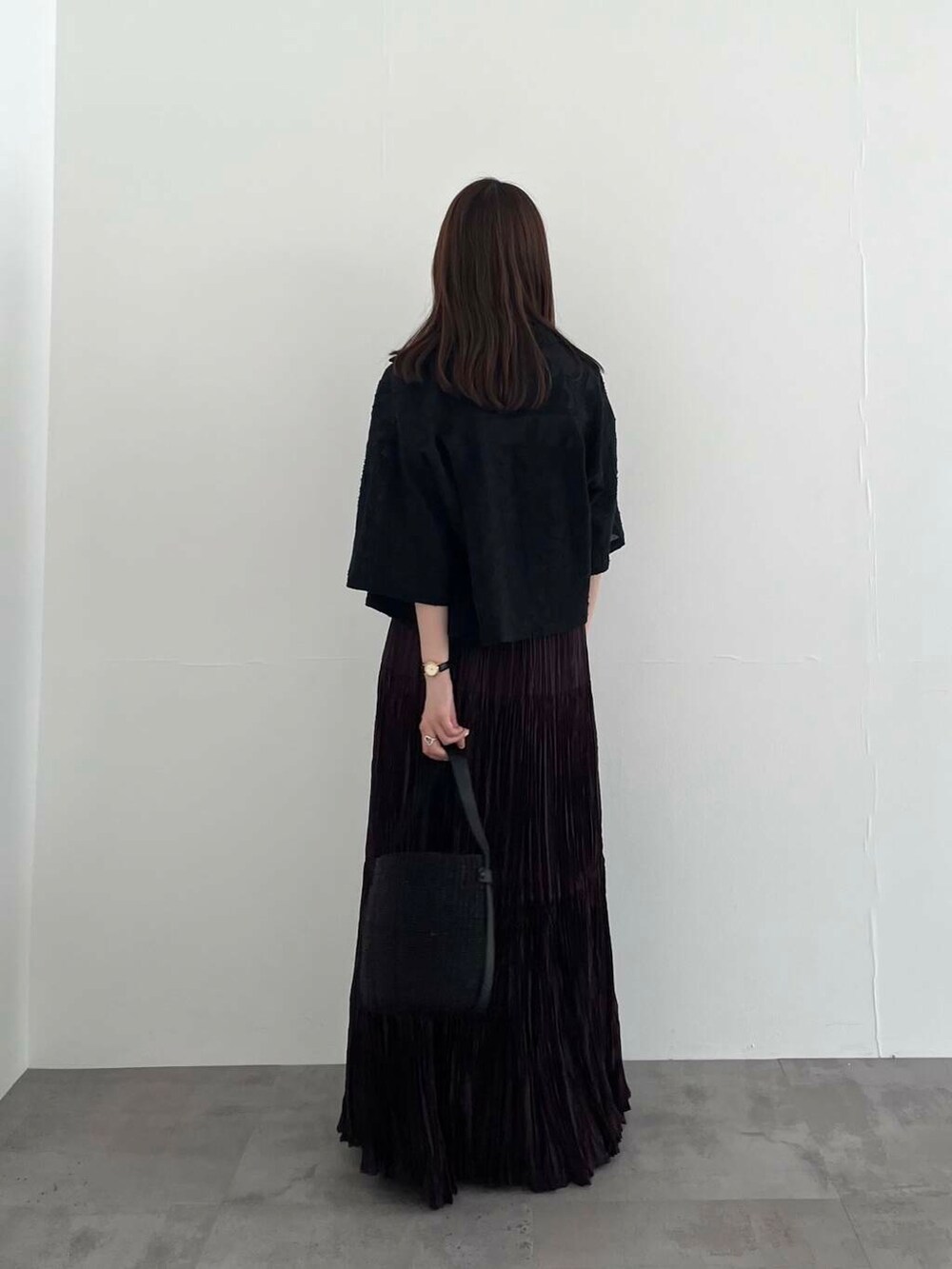 ブラック系のかごバッグ、ブラック系のサンダル、ブラウン系のスカートを着用したレディースの夏コーディネートの4枚目の写真