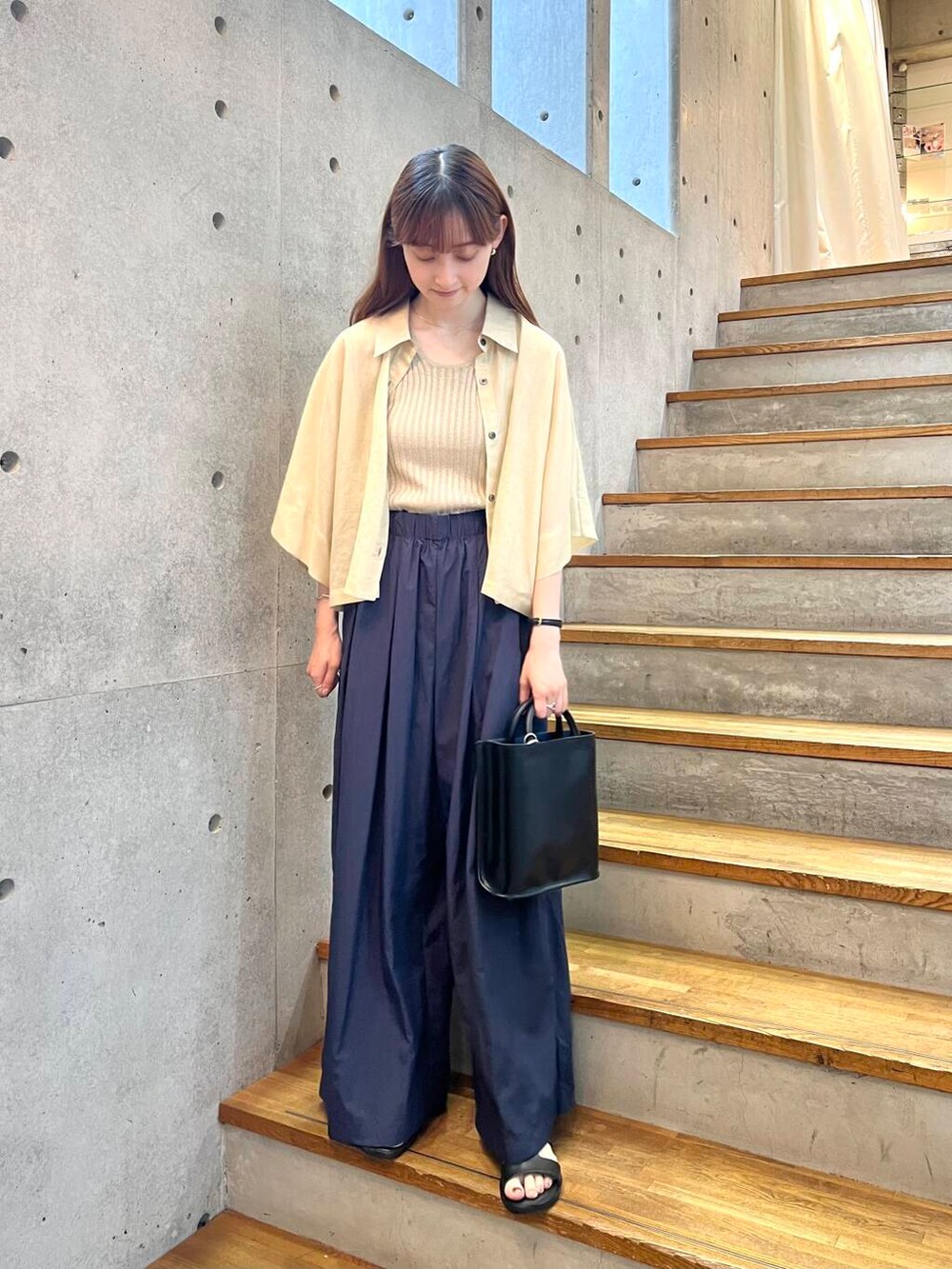 ブラック系のサンダル、ベージュ系のシャツ/ブラウス、ブルー系のその他パンツを着用したレディースの夏コーディネートの2枚目の写真