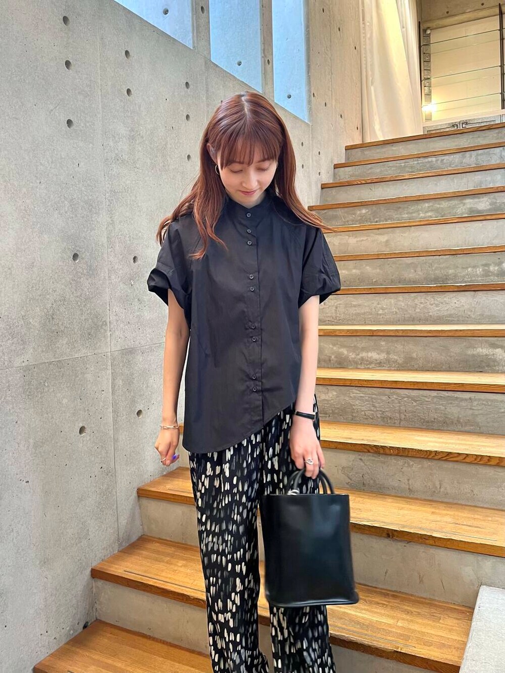 ピンク系のその他シューズ、ブラック系のその他パンツ、ブラック系のトートバッグを着用したレディースの夏コーディネートの6枚目の写真