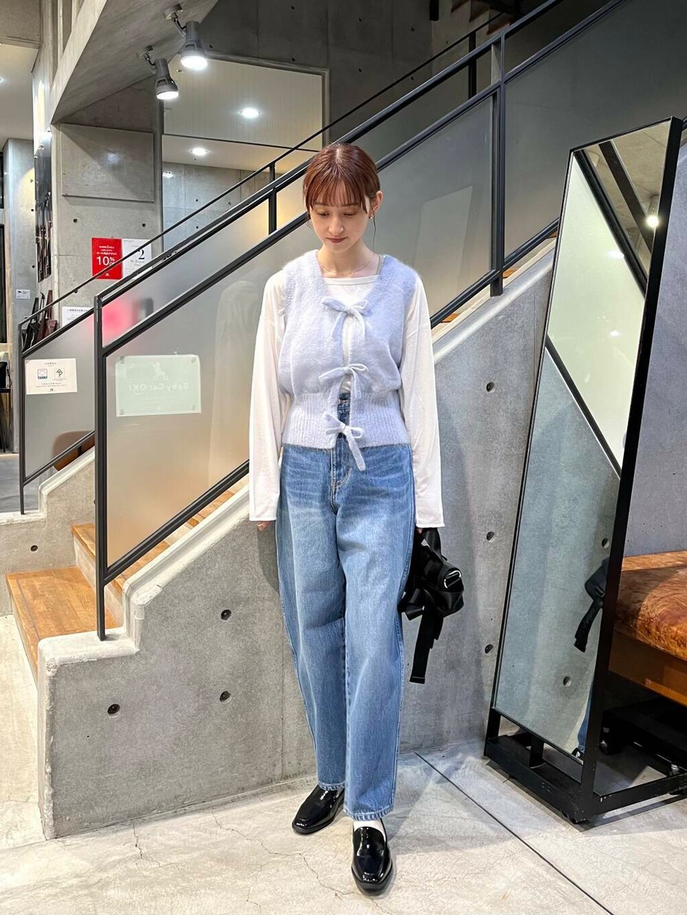 ブラック系のローファー、ブルー系のデニムパンツ、ホワイト系のTシャツ/カットソーを着用したレディースの夏コーディネートの2枚目の写真