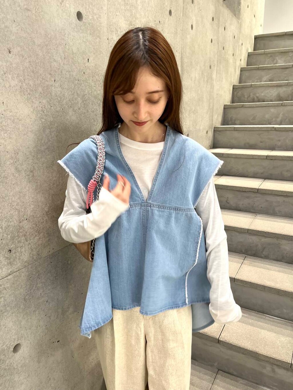 ホワイト系のTシャツ/カットソー、ベージュ系のその他パンツを着用したレディースの春コーディネートの6枚目の写真