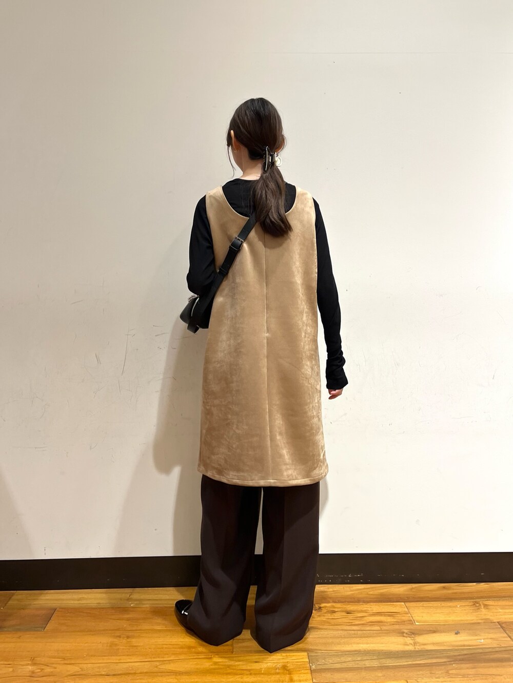 ベージュ系のワンピース、ブラック系のTシャツ/カットソー、ブラック系のローファーを着用したレディースの秋コーディネートの10枚目の写真