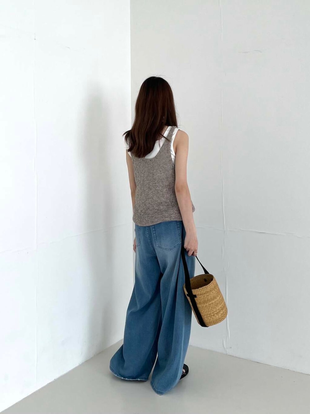 「アーバンリサーチ、デニム、URBANRESEARCH、リネン、低身長コーデ、20代、157cm、20代後半、旅行コーデ、骨格ウェーブ、暑い、帰省コーデ、カゴバッグ、ウェーブ×イエベ春、ウェーブ×低身長」｜「URBAN RESEARCHのニャリガバスケットバッグS（かごバッグ、ベージュ系）」を使った、chisaさん（レディース・157cm）の夏コーディネートの4枚目の写真
