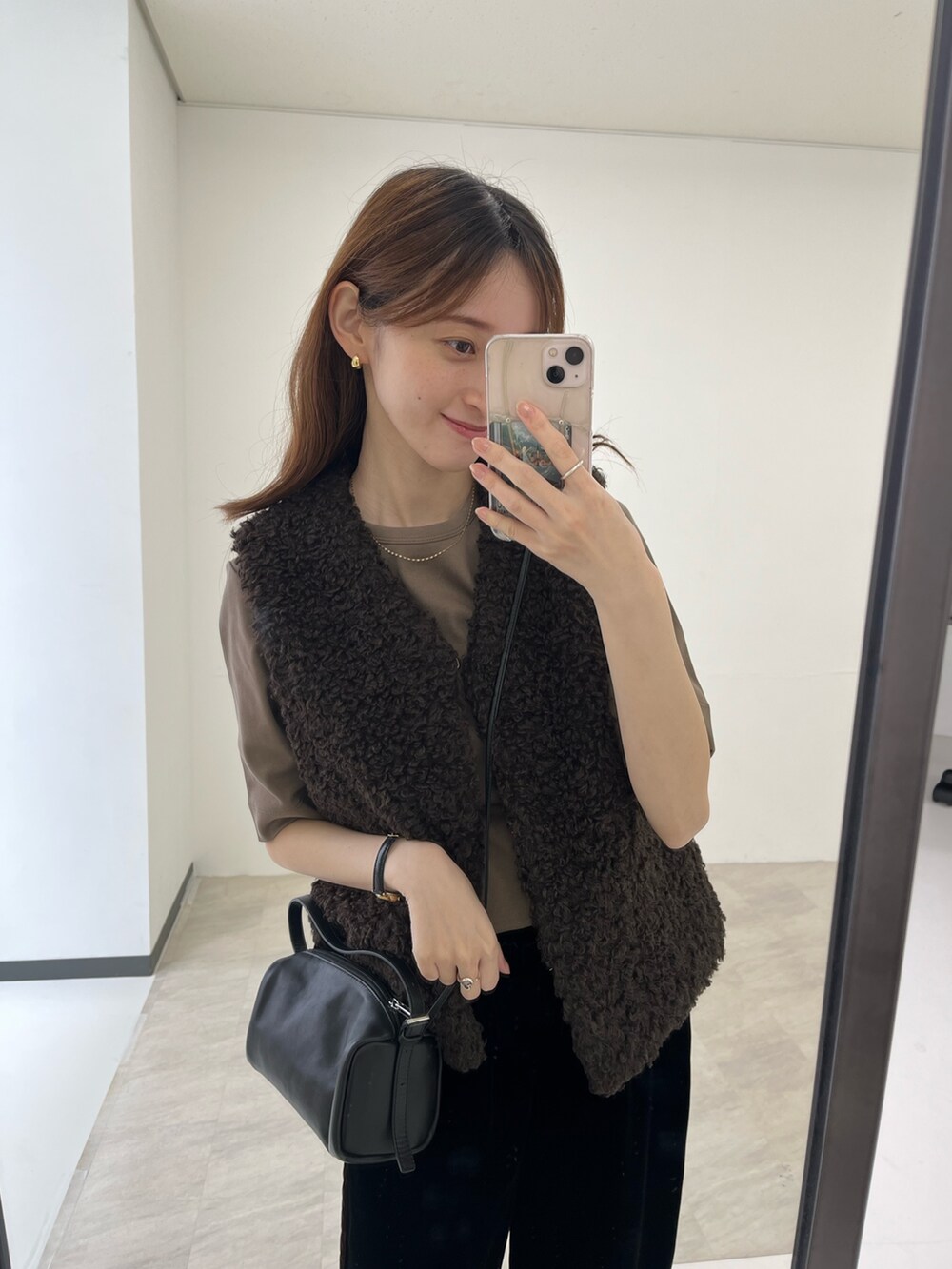 ブラック系のその他パンツ、ブラウン系のベスト、ブラック系のパンプスを着用したレディースの夏コーディネートの4枚目の写真