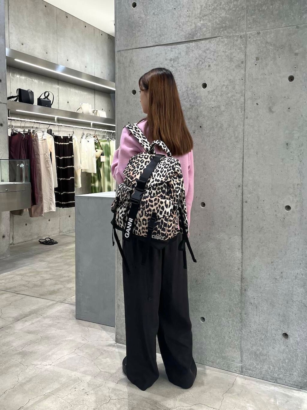 ブラック系のサンダル、その他のバックパック/リュック、ブラウン系のその他パンツを着用したレディースの夏コーディネートの5枚目の写真