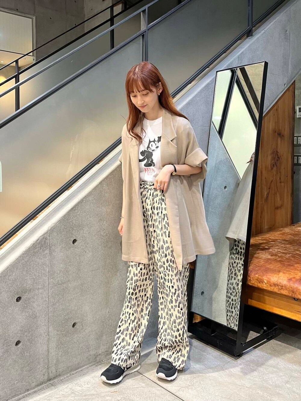 ホワイト系のTシャツ/カットソー、ベージュ系のテーラードジャケット、ブラック系のスニーカーを着用したレディースの夏コーディネートの5枚目の写真