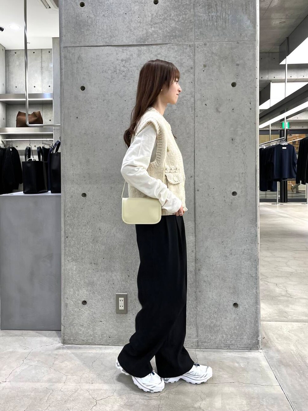 ホワイト系のTシャツ/カットソー、ブラック系のその他パンツ、ホワイト系のベストを着用したレディースの冬コーディネートの3枚目の写真