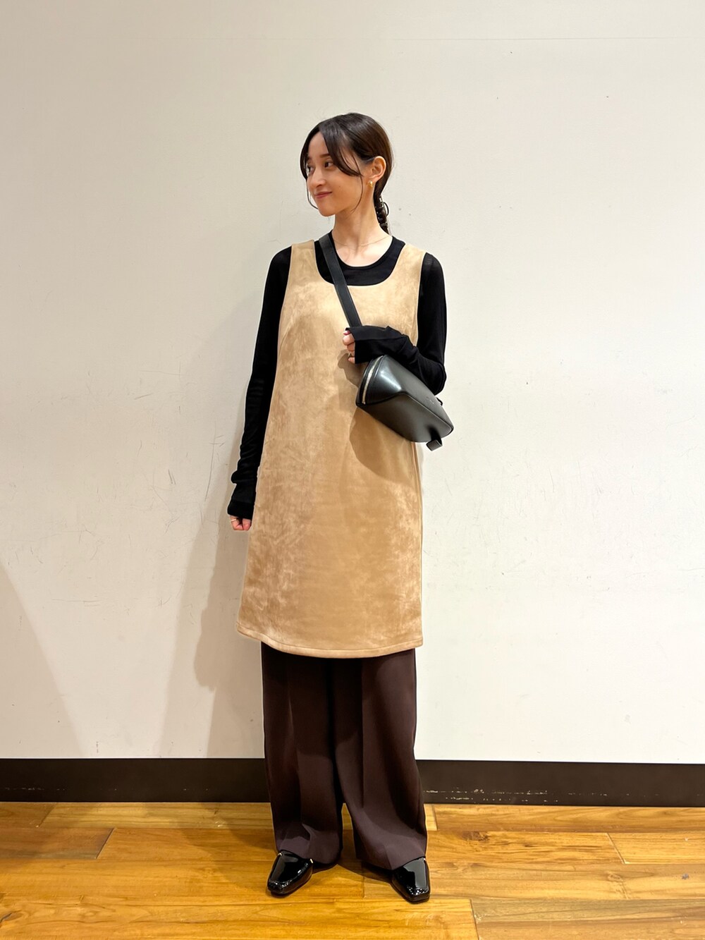 ベージュ系のワンピース、ブラック系のTシャツ/カットソー、ブラック系のローファーを着用したレディースの秋コーディネートの9枚目の写真