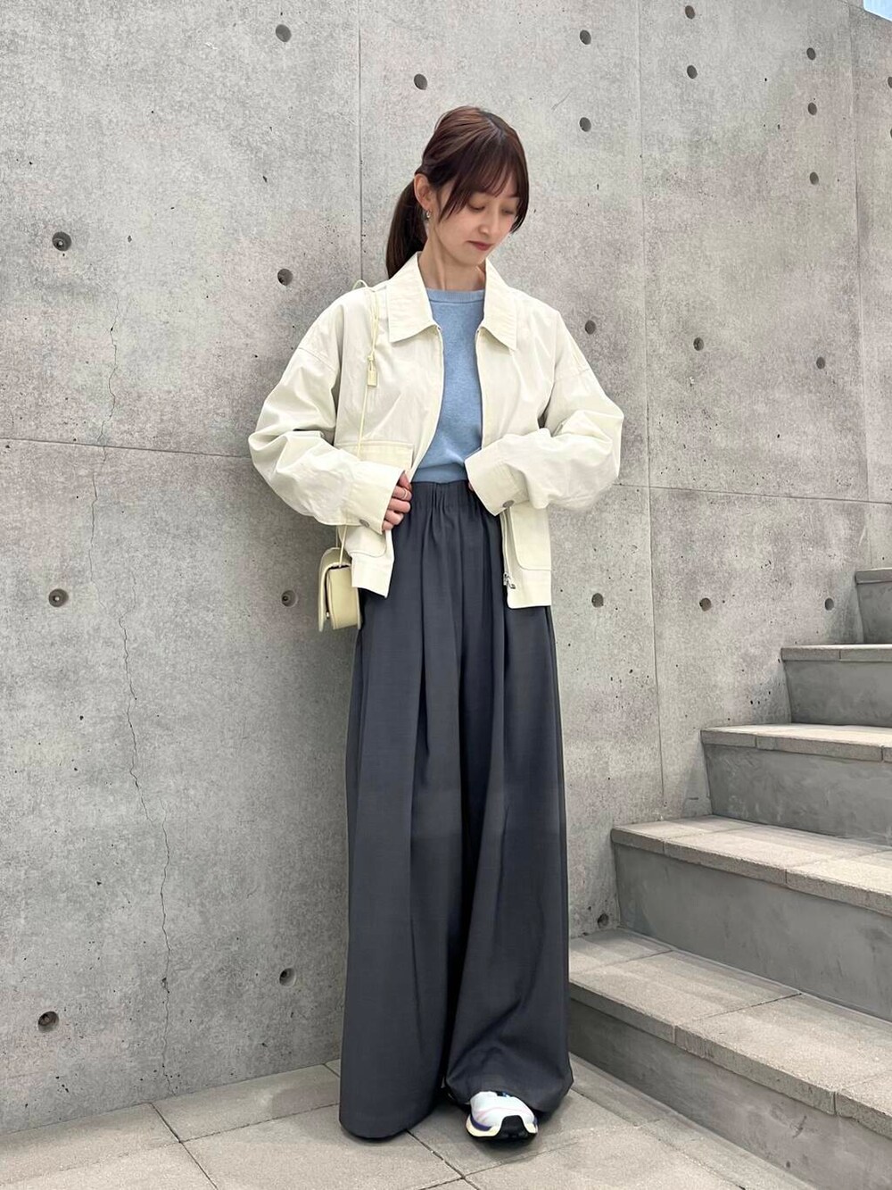 グレー系のその他パンツ、ホワイト系のショルダーバッグ、ブルー系のニット/セーターを着用したレディースの冬コーディネートの5枚目の写真