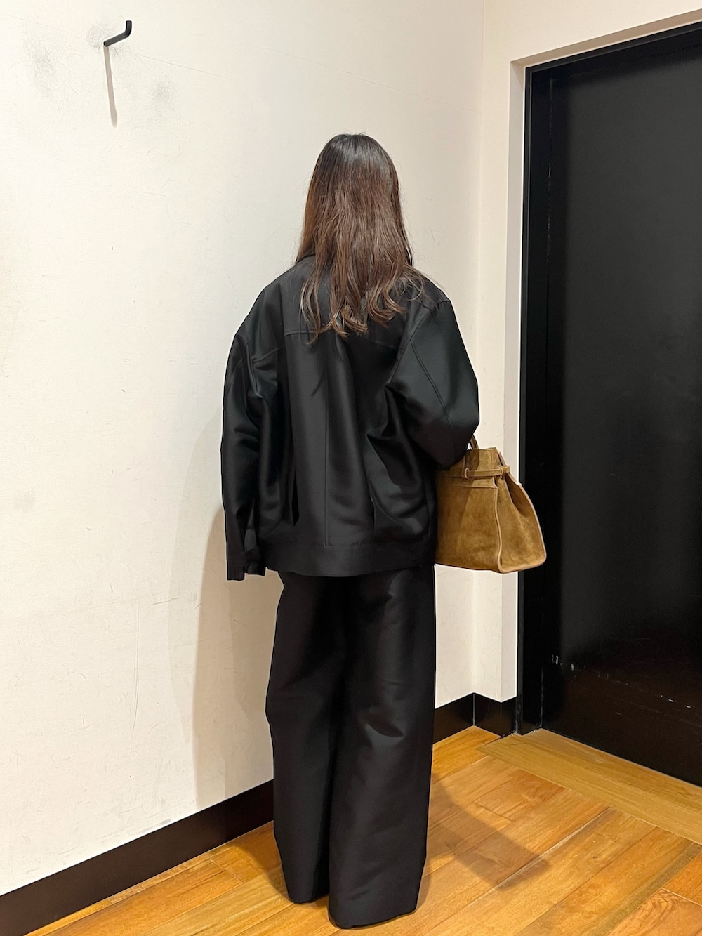 ブラック系のその他アウター、グリーン系のTシャツ/カットソー、ブラック系のその他パンツを着用したレディースの秋コーディネートの4枚目の写真