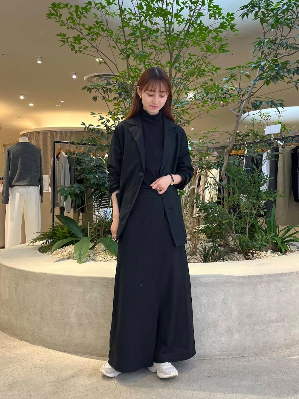 ブラック系のTシャツ/カットソー、ブラック系のテーラードジャケット、ブラック系のスカートを着用したレディースの秋コーディネートの2枚目の写真