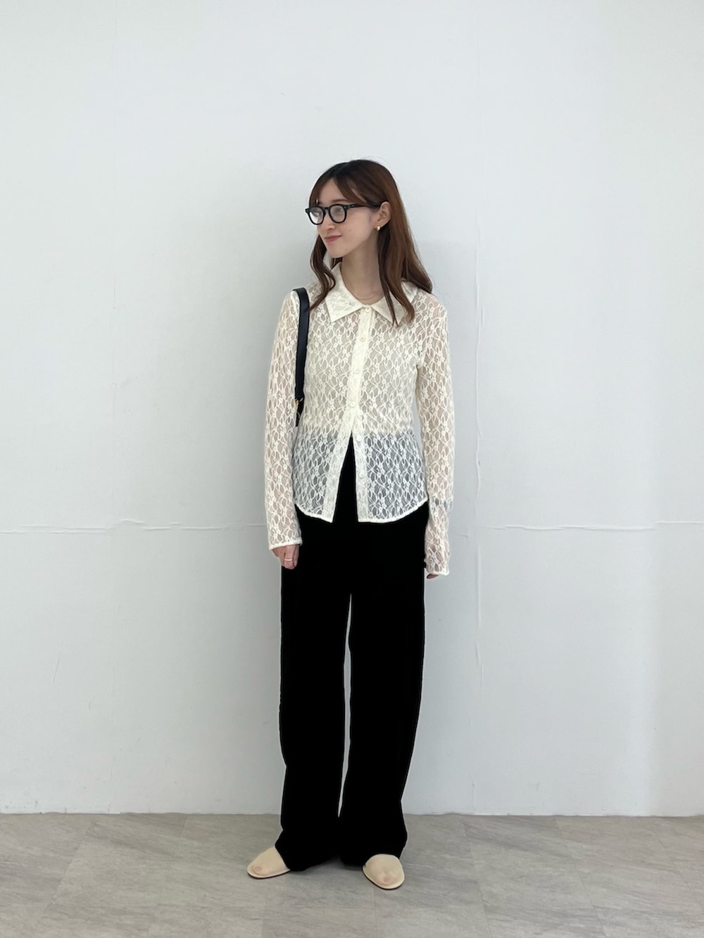 ホワイト系のシャツ/ブラウス、ブラック系のその他パンツ、ベージュ系のバレエシューズを着用したレディースの秋コーディネートの2枚目の写真