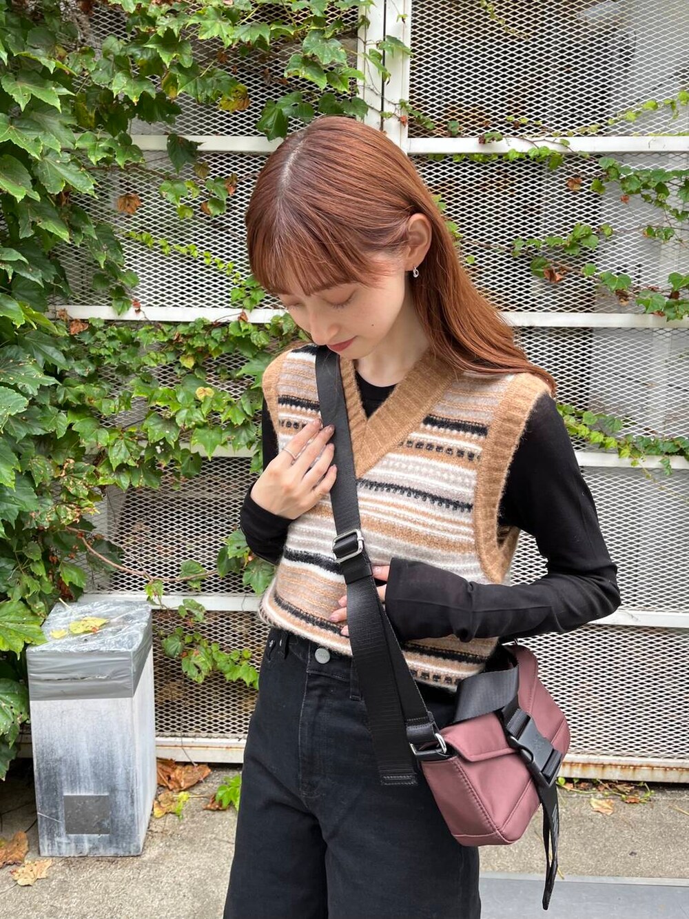 ブラック系のTシャツ/カットソー、ブラック系のスニーカー、ブラウン系のベストを着用したレディースの夏コーディネートの9枚目の写真