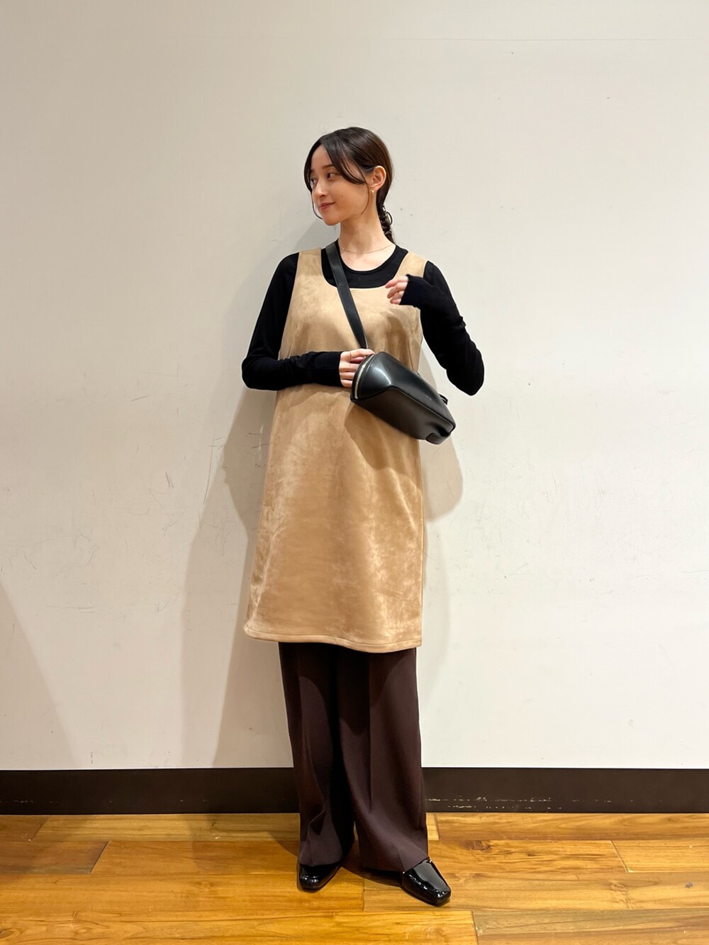 ベージュ系のワンピース、ブラック系のTシャツ/カットソー、ブラック系のローファーを着用したレディースの秋コーディネートの5枚目の写真