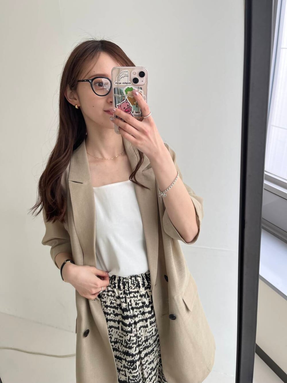 「アーバンリサーチ、イージーパンツ、URBANRESEARCH、レイヤード、春コーデ、低身長コーデ、メッシュ、20代、157cm、トレンドコーデ、20代後半、骨格ウェーブ、春カラーコーデ、イエベ春、ウェーブ×イエベ春」｜「URBAN RESEARCHのメリージェーンフラットシューズ（バレエシューズ、ブラック系）」を使った、chisaさん（レディース・157cm）の春コーディネートの5枚目の写真