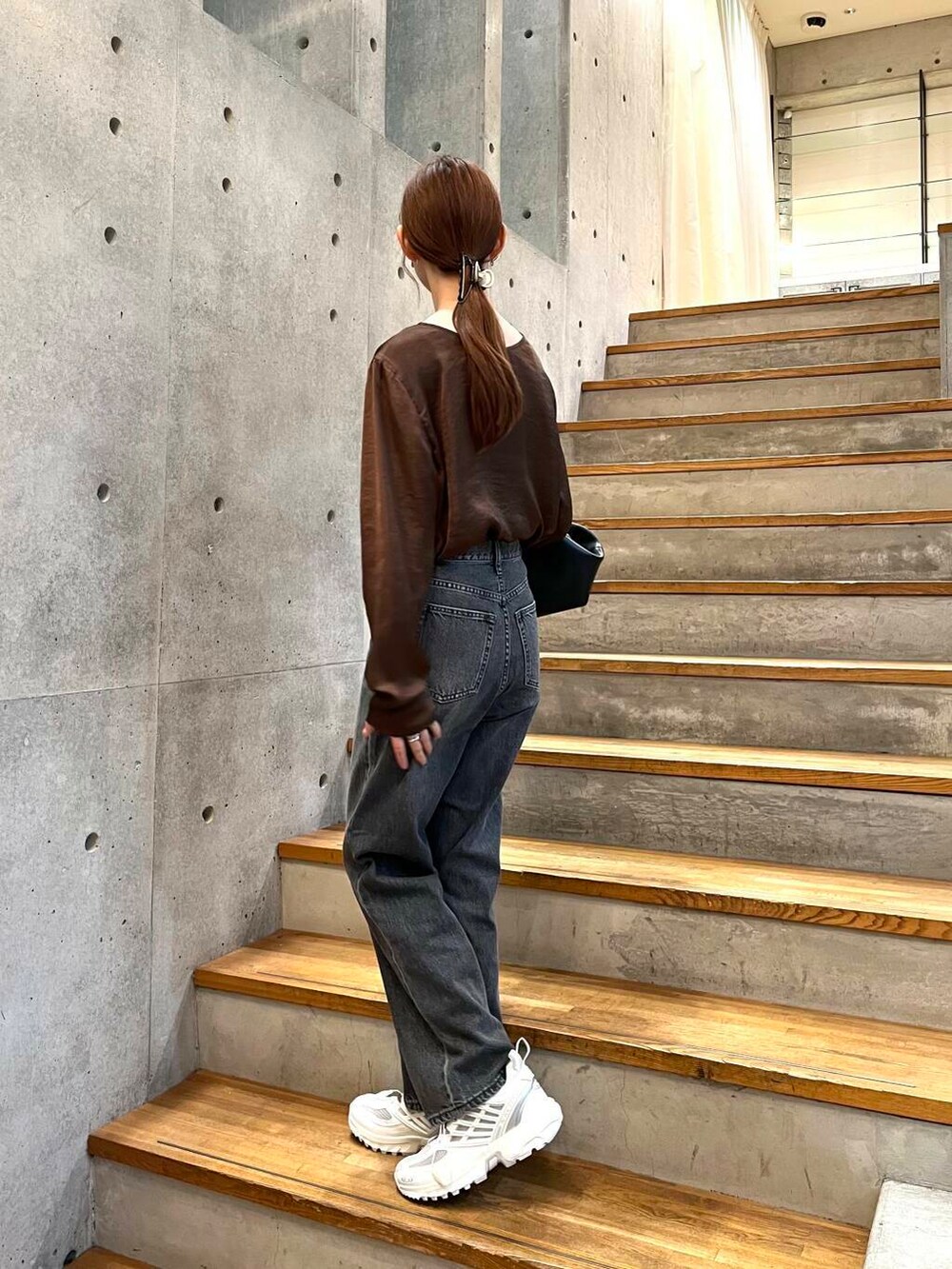 ブラウン系のシャツ/ブラウス、ブラック系のデニムパンツ、ホワイト系のスニーカーを着用したレディースの夏コーディネートの6枚目の写真